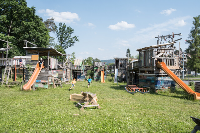 Raus ins Abenteuer: Der Bauspielplatz in Zürich Affoltern ist ein Paradies für Kinder, perfekt gelegen, um das Spielen mit einer Velotour zu verbinden.